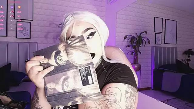 bella-green on StripChat 