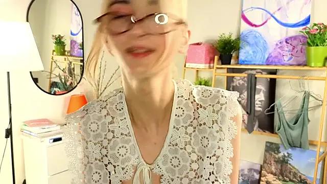 LynnaCure on StripChat 