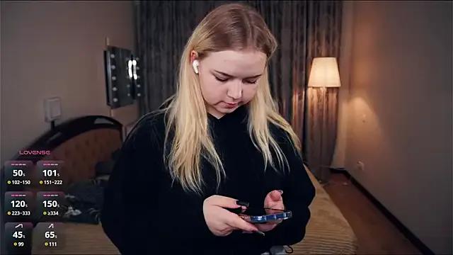 ZaraCreedon on StripChat 